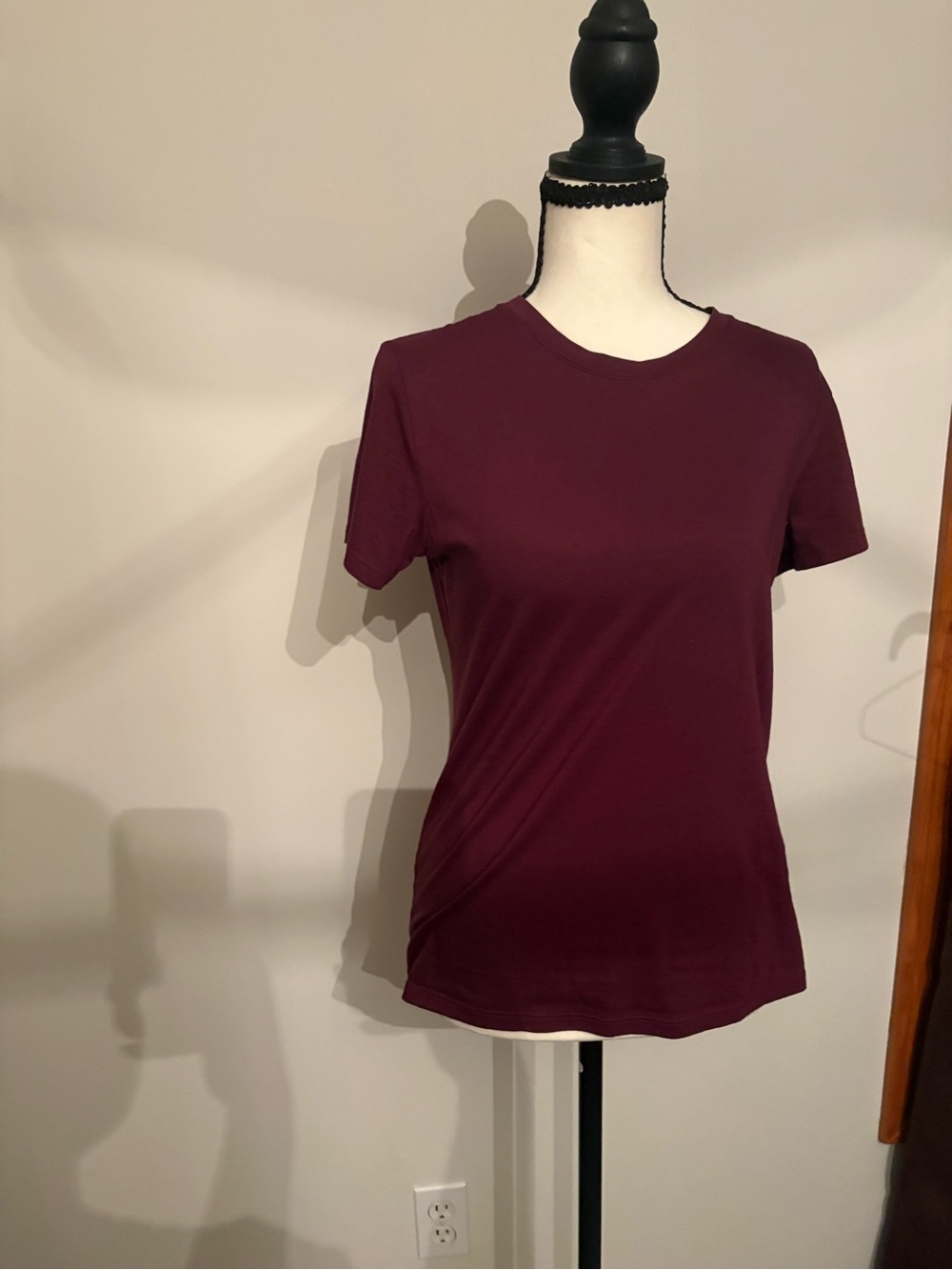 Vince Crewneck Short-Sleeve Tee in Maroon